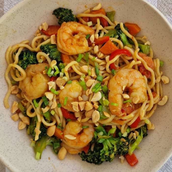 Easy Stir-fry Noodles with Shrimp and Vegetables